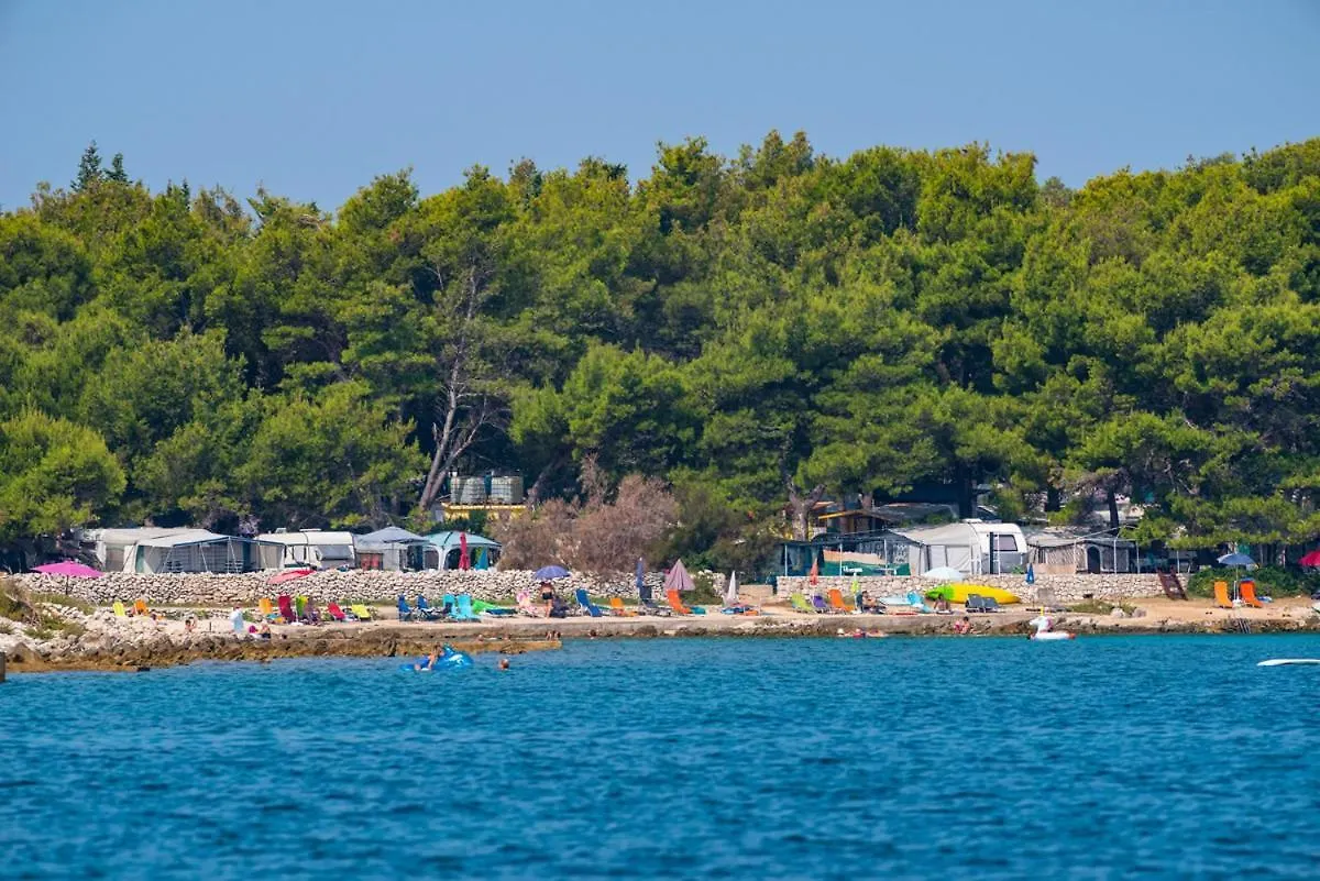 Caravan Near The Sea أوغليان