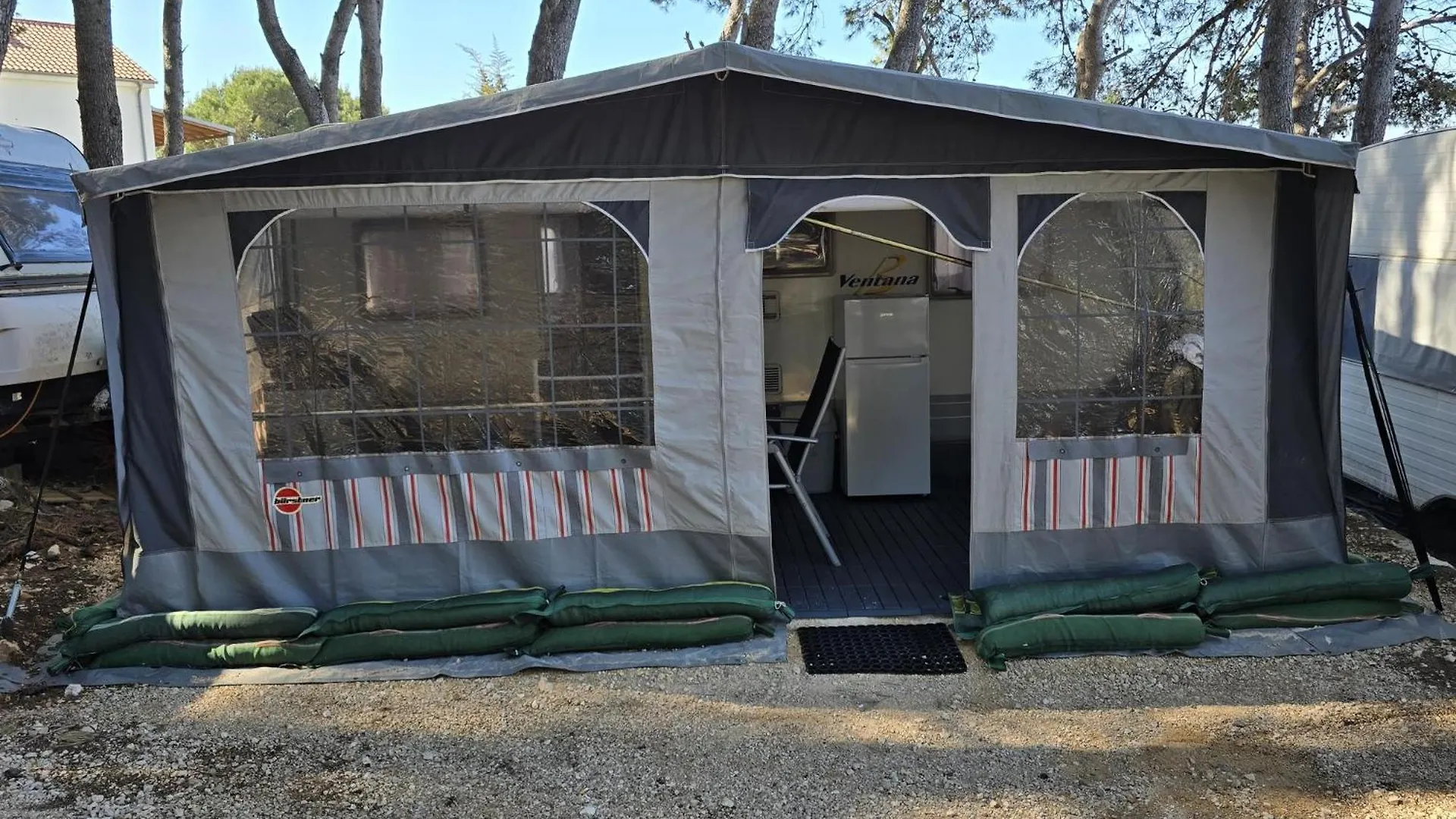 مكان تخييم Caravan Near The Sea أوغليان